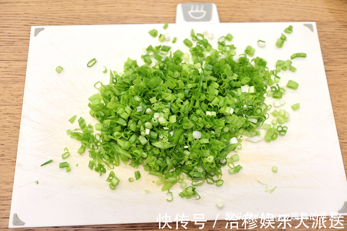 别争了！外酥里嫩的葱花饼，凉水还是热水揉面跟我学，全会了