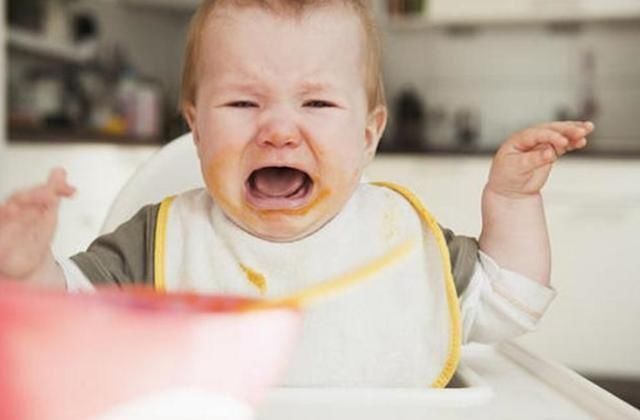 喂奶|宝宝喝完奶后“很乖”,奶奶却看出不对劲,及时出手救了孩子一命