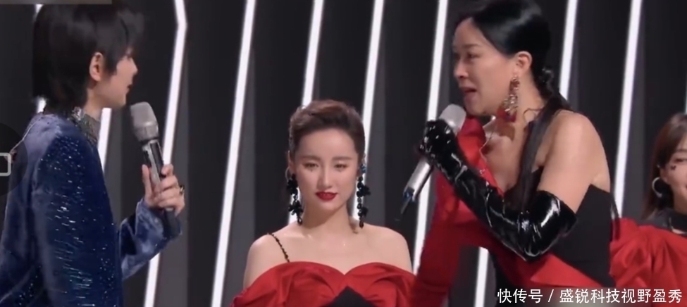 那英吐槽周笔畅嫌她老，两人猜丁壳难分高下，画风秒变喜剧人现场