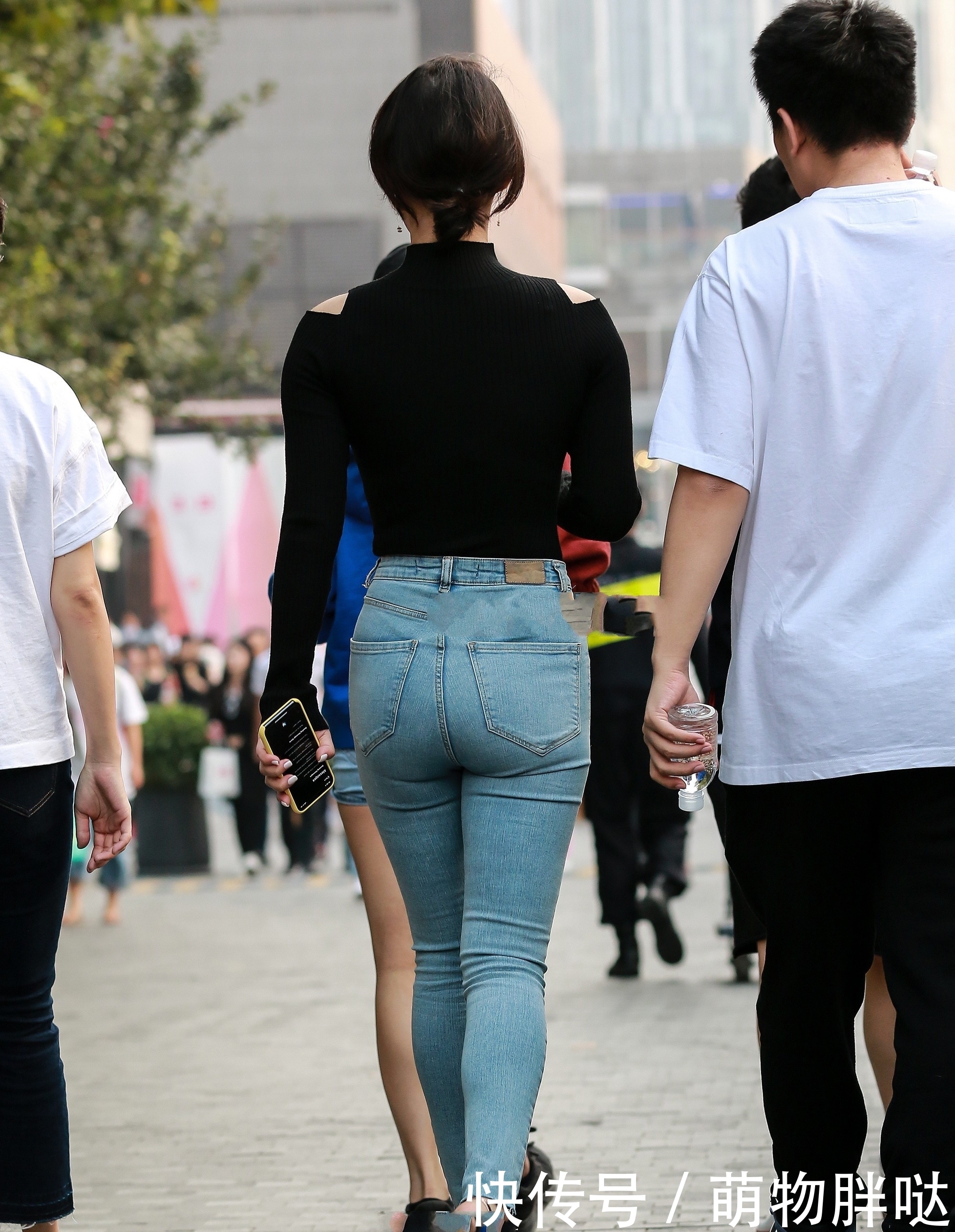 高领|黑色高领上衣,搭配牛仔裤,简单大方