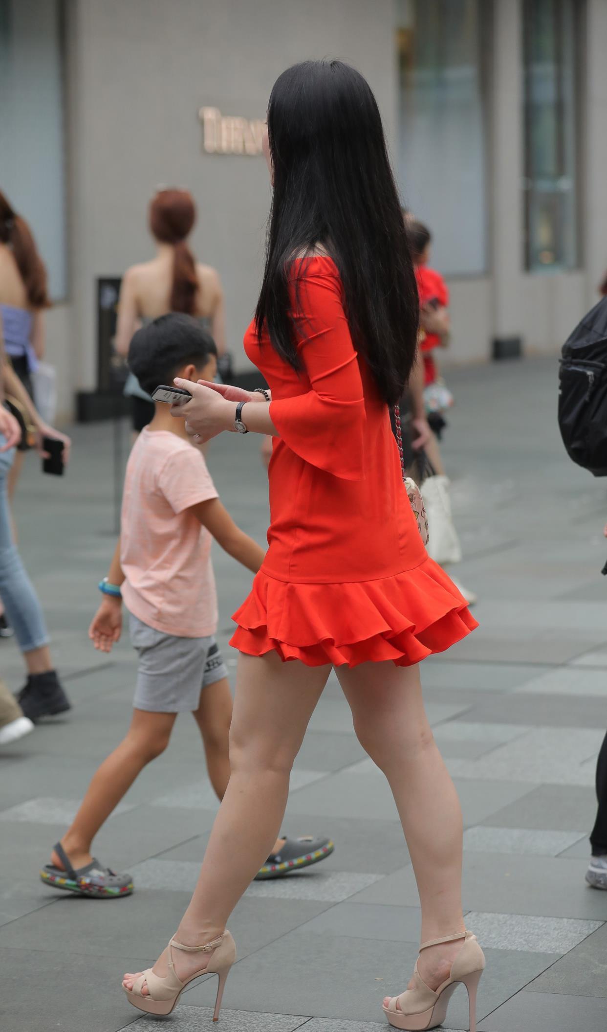 微胖美女,红色一字领连衣裙搭配高跟凉鞋,光彩夺目很有女人味