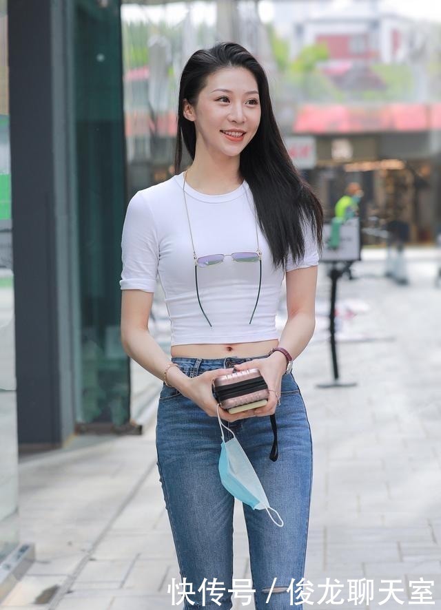 都是小蛮腰配牛仔裤,路人和模特感觉完全不一样