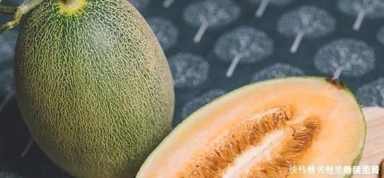 在购买哈密瓜时，聪明人必须一个一个地选择，香甜可口是多汁的