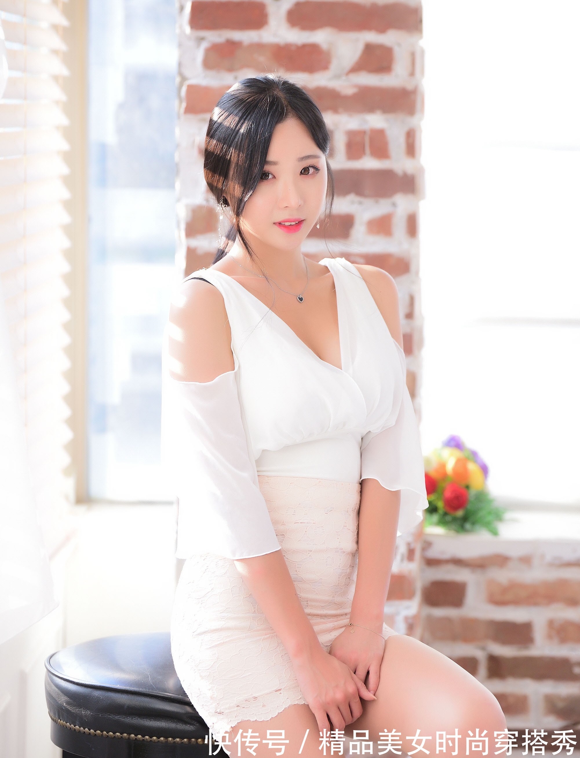 女人味十足 白色雪纺衫,搭配米白色包臀裙,时尚又有型,女人味十足