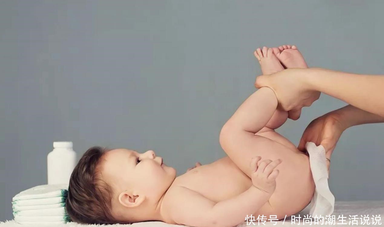 纸巾|宝宝拉完臭臭后,第一步该用水冲还是纸巾擦半数父母都做错了