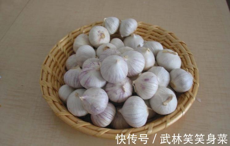 大蒜别随便放,教你5个保存妙招,不干瘪不发芽,能放一个冬天