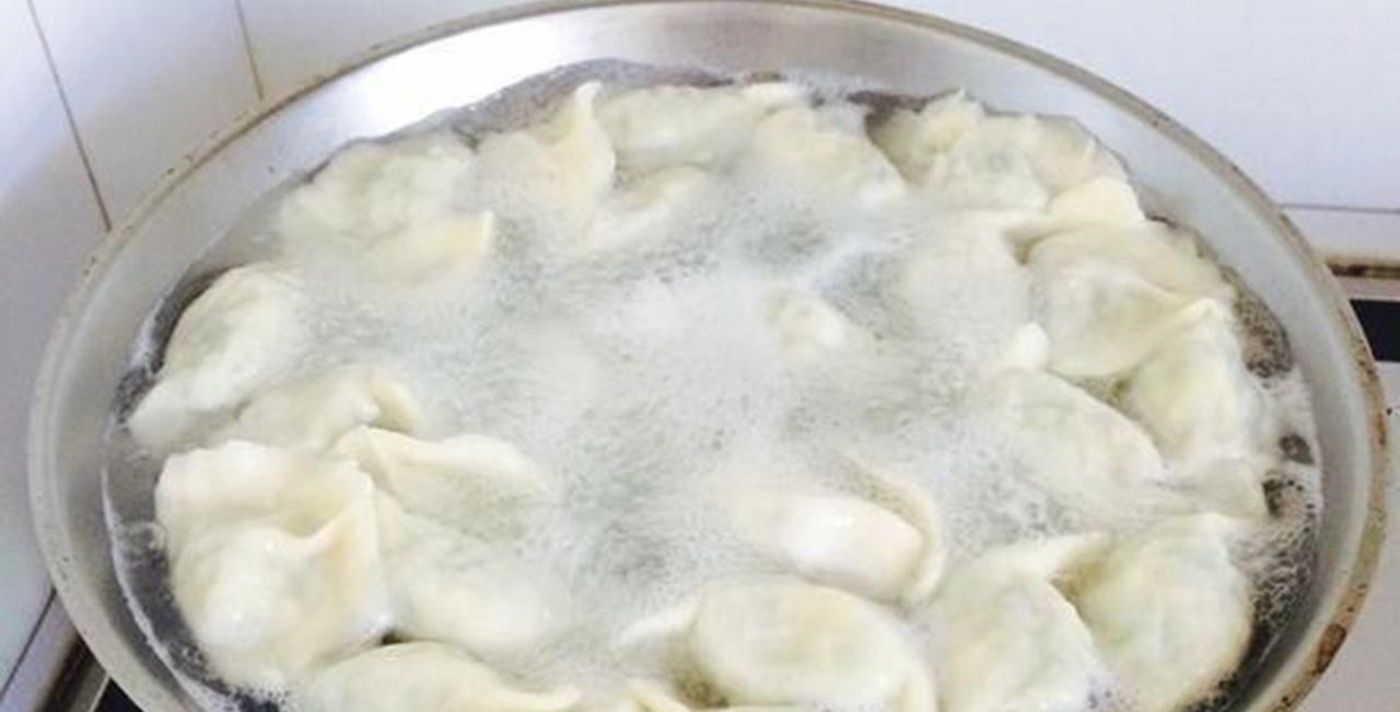 煮饺子时加点“料”，不破皮不粘连，还熟得快！