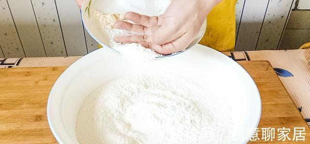 小窍门|香酥油条家常做法，掌握这几个小窍门，蓬松酥脆又健康，闻味都香