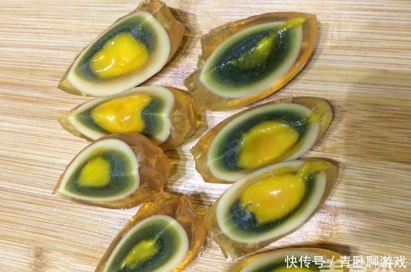 切皮蛋时,不要直接下刀切!大厨都这样做,不粘连,不散花!