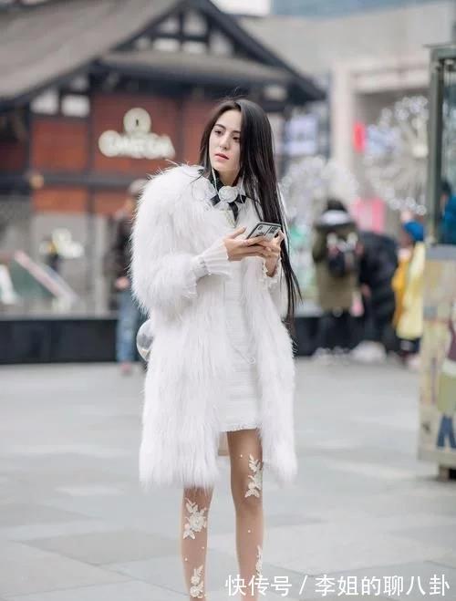 八颗牙 小姐姐用背带牛仔热裤搭配一件白色的T恤,演绎着自己的青春气息