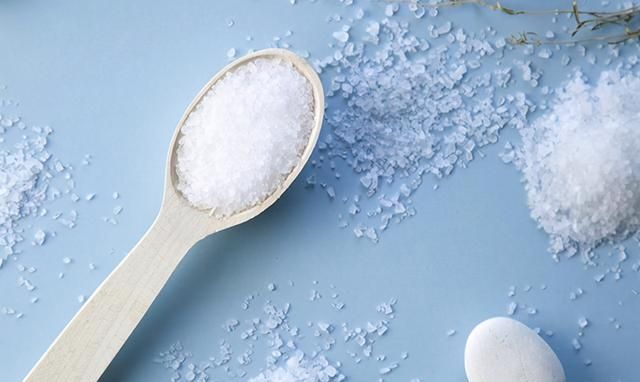 摄入量|婆婆质问宝妈：为什么不给宝宝吃盐？妈妈回怼：孩子还不满一岁