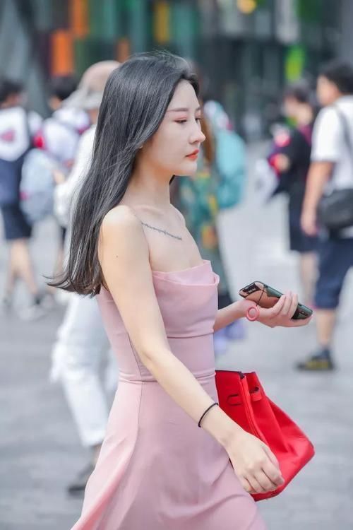 少女|路人街拍小姐姐这般粉嫩甜美的打扮,凸显满满的少女心啊