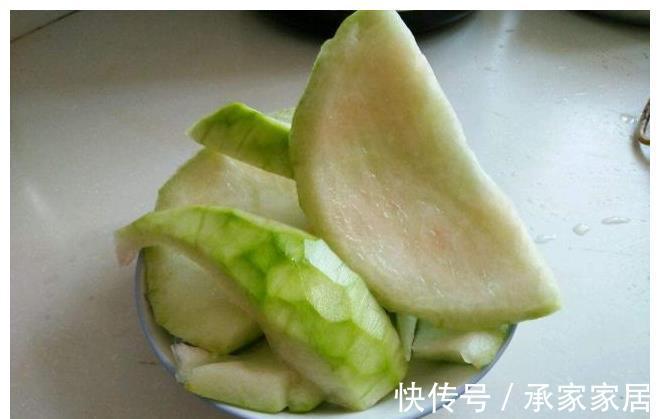 西瓜皮|吃西瓜剩下的瓜皮怎么办?看完西瓜皮的美味吃法,再也不随手扔了