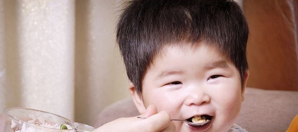 孩子|医生劝诫:此物不给孩子吃,发育慢出牙晚,别当坏毛病,都是教训