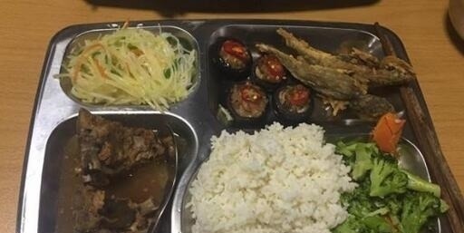 公司食堂三餐全包一天15元, 同事还嫌不好吃, 各位觉的值吗