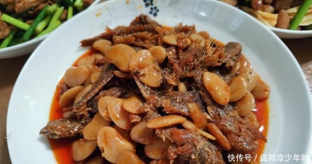 三口之家的周末晚餐,都是家常菜,花了不到30块,荤素搭配味道香!