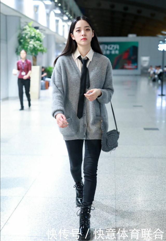 毛衣早过时了,今秋流行“奶奶衫+衬衫”一起穿,百搭显瘦又洋气