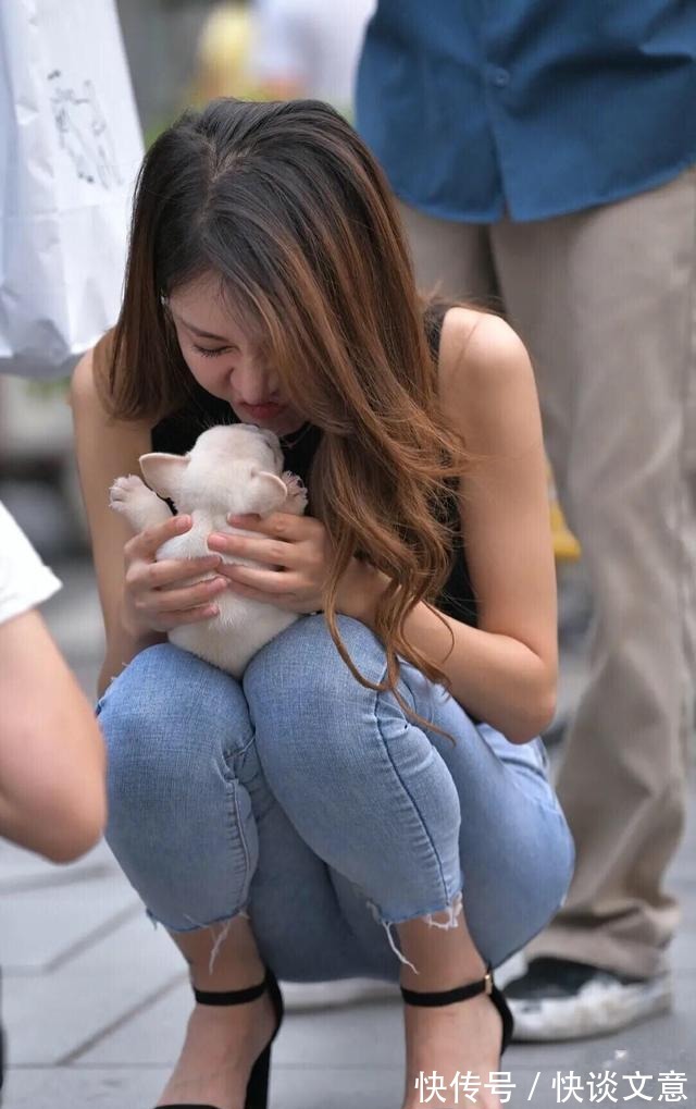 穿搭|简约的黑色背心搭配时髦破洞牛仔裤,简单清爽又显身材
