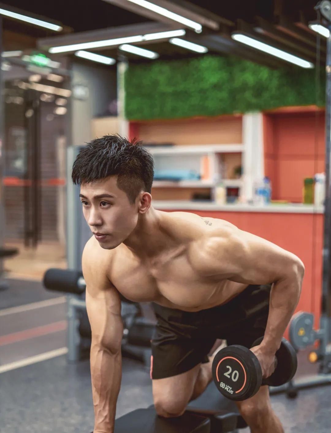 腹肌|型男医生的鲨鱼线六块腹肌引发舔屏，网友看后直呼我可以