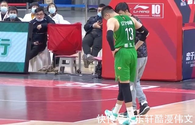 胡明轩|郭艾伦踩胡明轩伤退!广东3号又违体撞飞弗格,威姆斯肘击韩德君