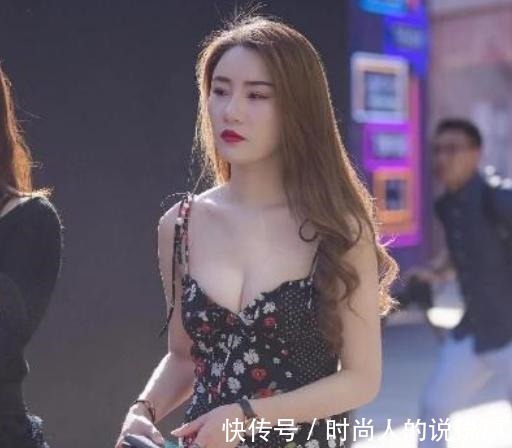 吊带长裙 吊带长裙露出洁白锁骨,长发搭在肩上,尽显魅惑!