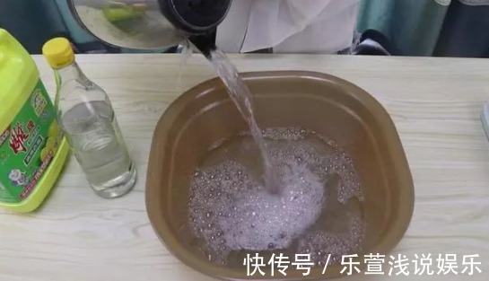 拖鞋穿久了“黑乎乎”的难清洗?学会这2招,拖鞋立马干净如新!