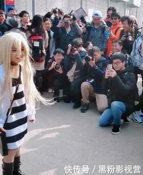 COS|小萝莉COS被围观,大萝莉却无人打理,网友让我来,此时不上更待何时