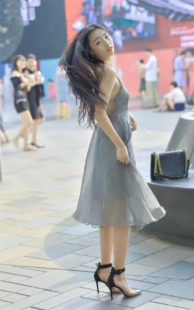街拍：小姐姐内搭抹胸连衣半裙，脚踩高跟鞋，显得身材高挑又妩媚