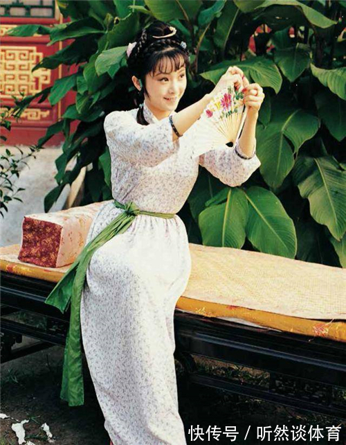 具希世俊美$《红楼梦》中,薛宝钗与林黛玉谁更漂亮?看2个小丫环就明白了