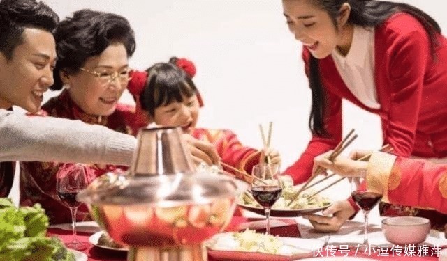 外国人|美国人对此疑惑:中国人吃饭,为何喜欢把碗端到嘴边?