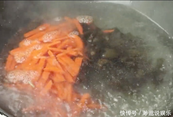 饭菜|买把芹菜回家做道好吃的,鲜香美味,一口清脆,是道不错的下饭菜