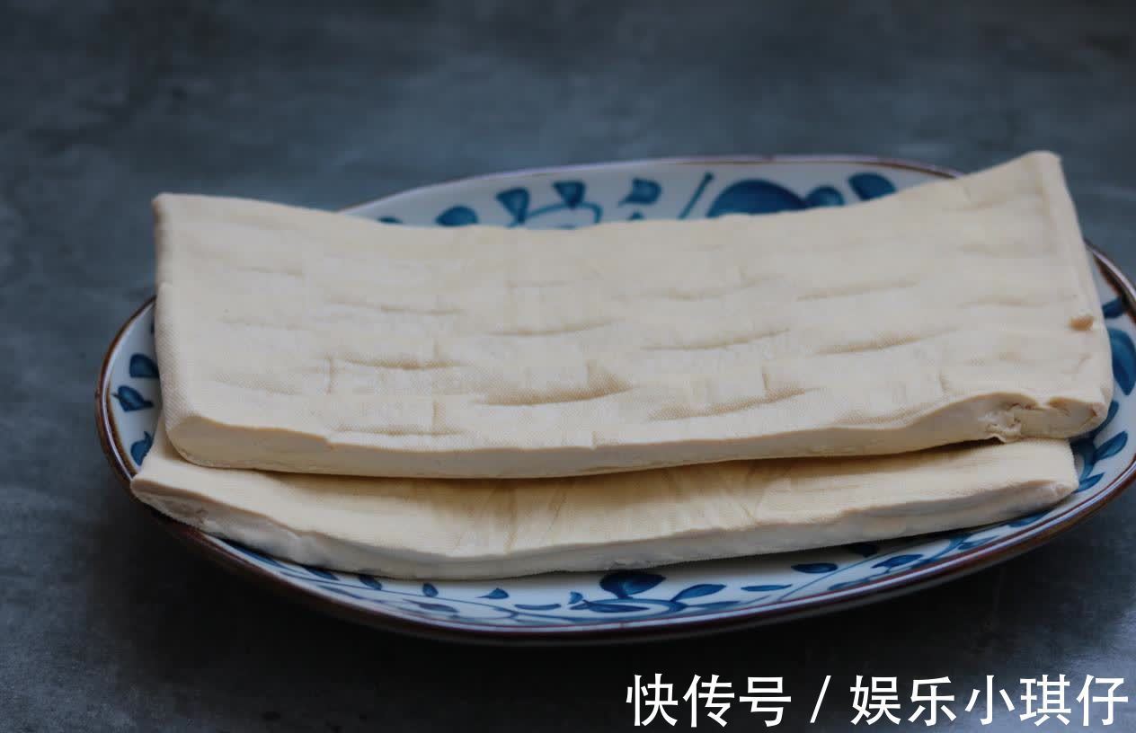 可口|豆腐这样做,大人孩子都爱吃,鲜嫩可口,2块钱能做一大盘