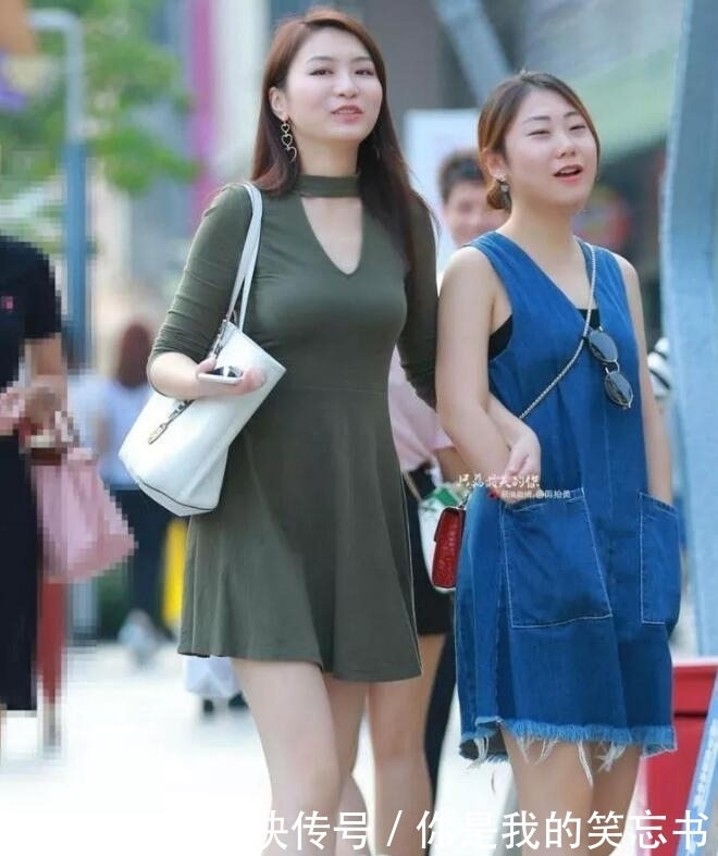 街拍小姐姐,丰腴的身材,绿色的紧身衣,非常符合她的气质