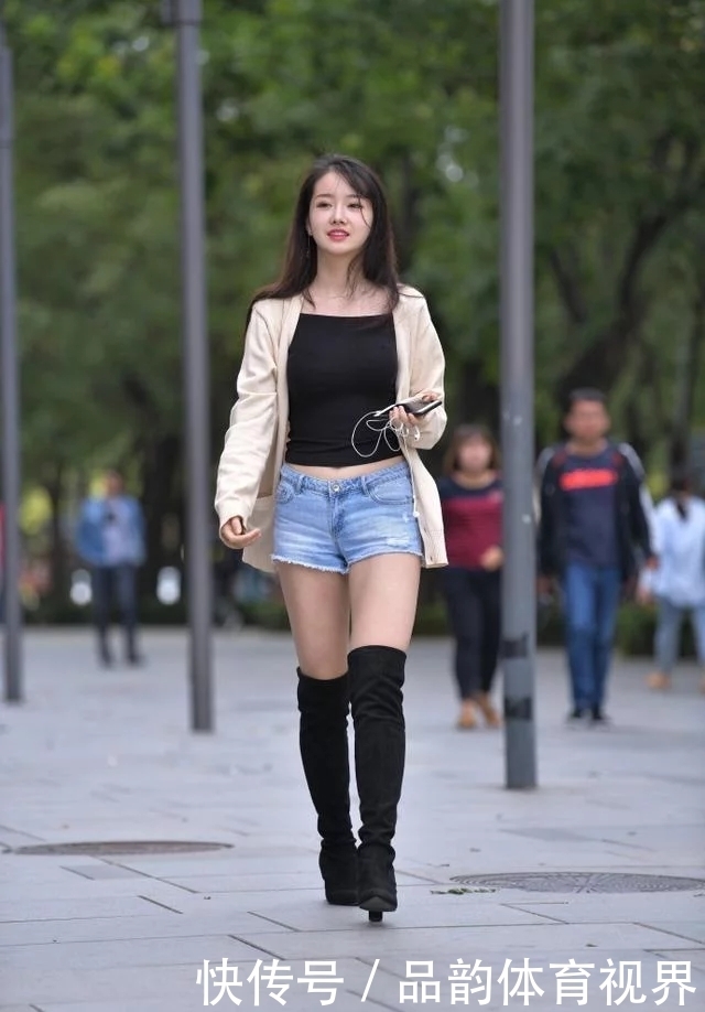 美女街拍冬季穿搭做“减法”,短裤搭配长筒靴,让你清新又有型