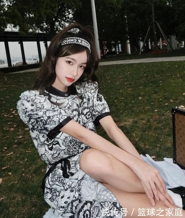 头发 别再披头散发了!这3个发型小技巧显嫩又高级!