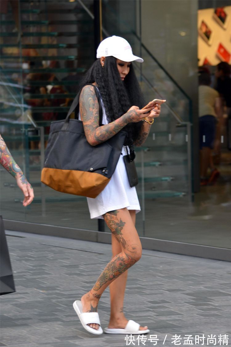 穿搭|街拍:美女高腰牛仔短裤搭配运动鞋,戴上一顶鸭舌帽,运动又休闲
