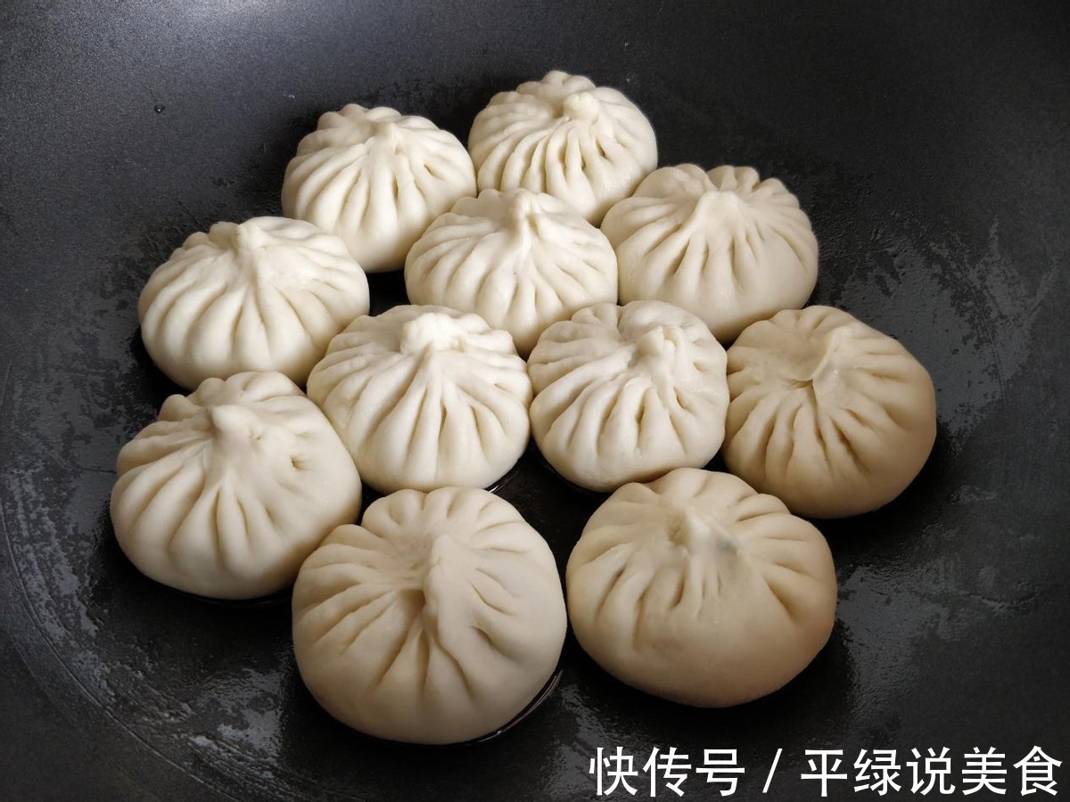 白菜猪肉水煎包，连吃一盘不过瘾，早餐不用出去吃了