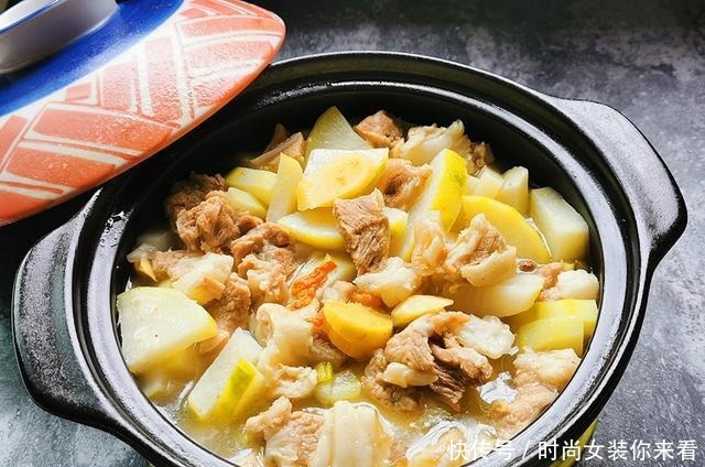 冬天就爱吃这菜，羊肉加萝卜一起炖不腥不膻，连锅一起端上桌