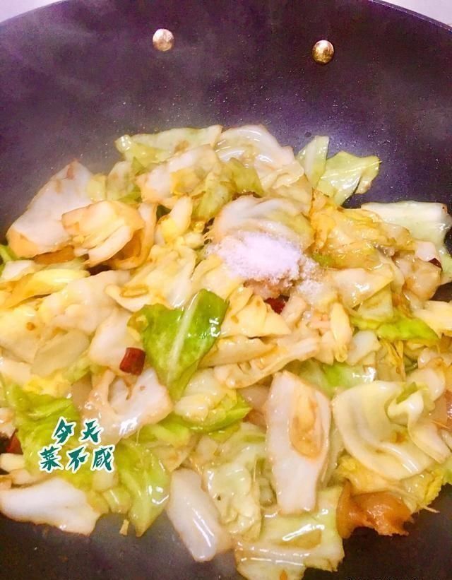 炒成|包菜的做法非常简单,但炒成大厨师的味儿来,你得那样做,必须这两步