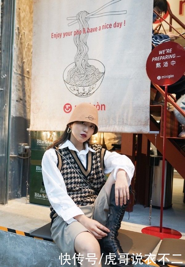 40岁女人怎样穿才时尚？针织马甲当外套，减龄又实用又好穿