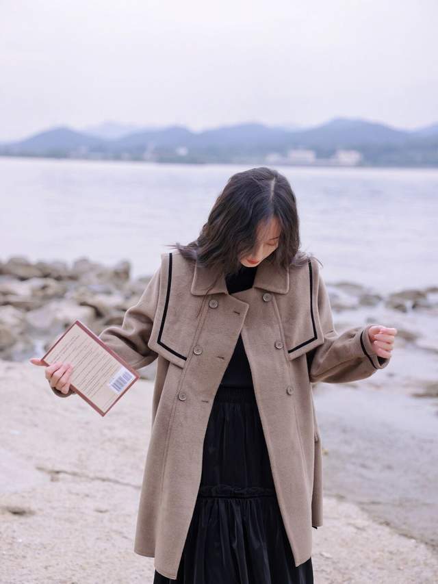 羽绒服|今冬流行的“小黑裙”正火,搭配上大衣和羽绒服都超美,高级时髦