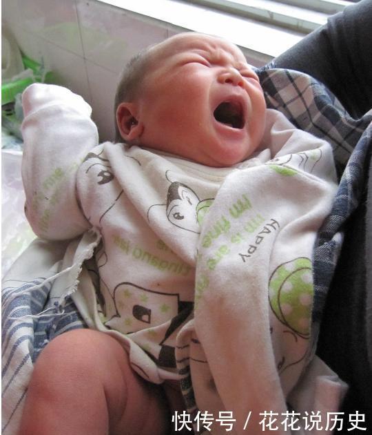 母体|婴儿面带微笑出生的,95后妈妈高兴,医生反手打了孩子一巴掌