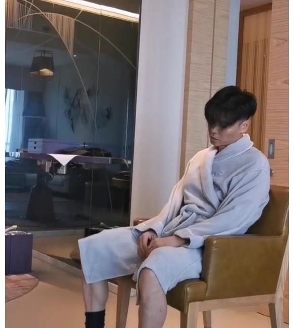 男明星做飯被發(fā)現(xiàn)鍋里空蕩蕩，表現(xiàn)很敷衍連假裝炒菜也懶得假裝