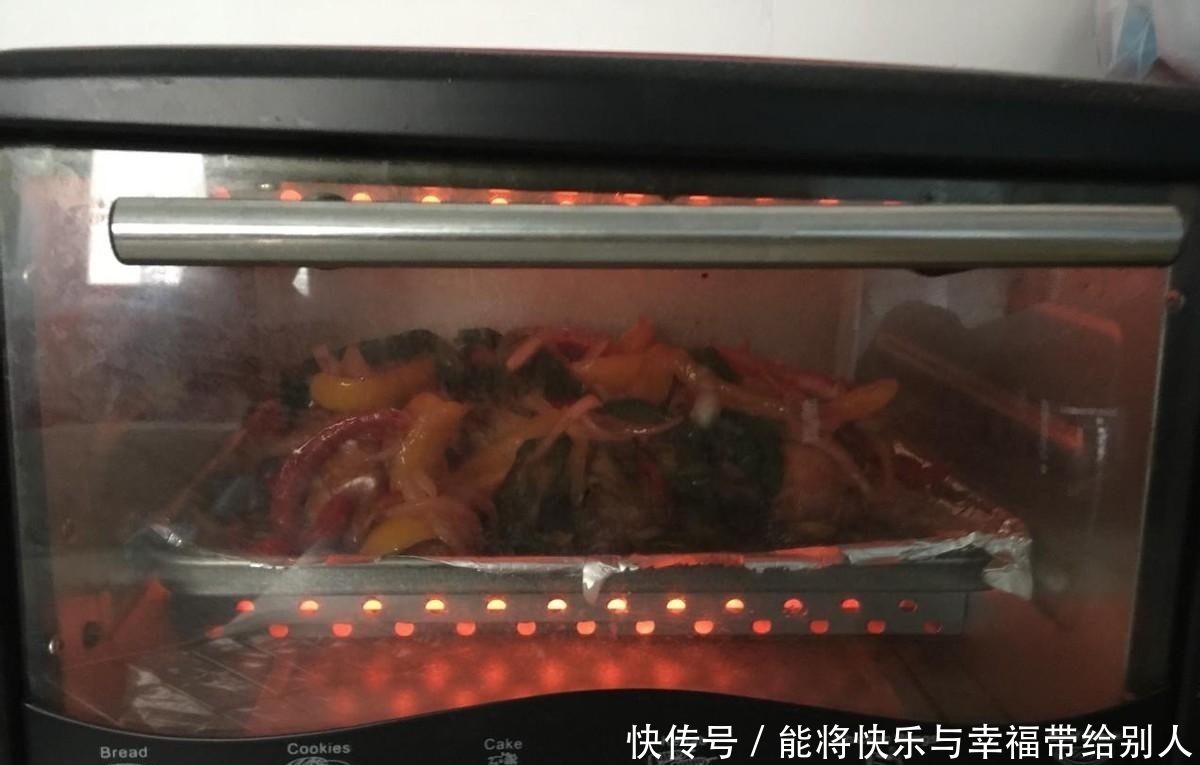 好吃到舔盘的椒味鸡腿,刚烤好,满屋都是香味,全家都爱吃