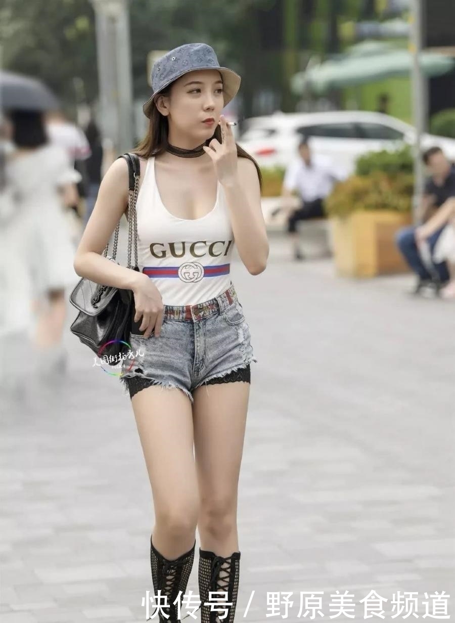 时尚街拍一袭紧身泳装穿出门的妹子,这样真的好吗