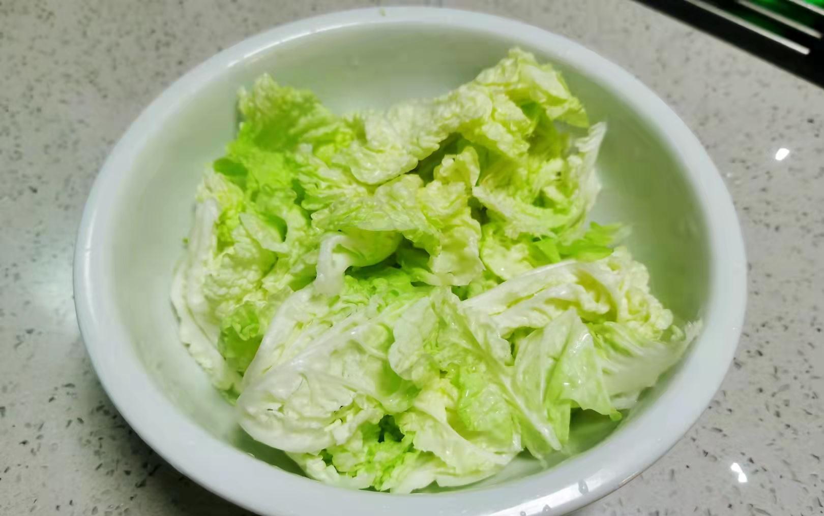 秋季吃白菜，教你1个新吃法，不炖不炒，3分钟上桌，好吃到添盘