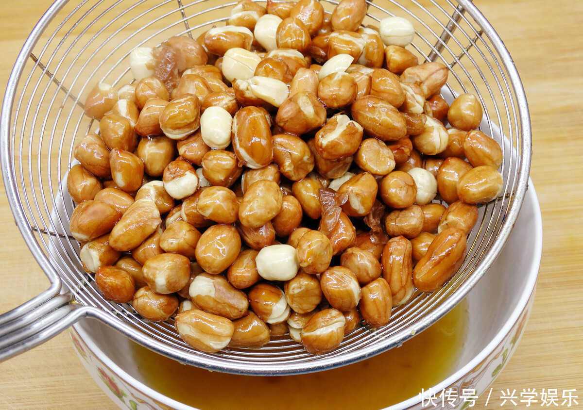 炸花生米，别只会加盐，多加一味料，花生更酥脆，放久了也不回软