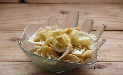 冬季|此水果的果皮是个宝，扔掉太可惜，放锅里炒一炒，冬季吃好处多