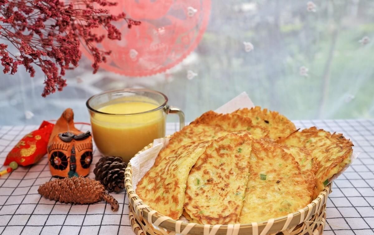 农家土豆丝煎饼，营养丰富的家常美食，外酥里嫩，美味早餐小零食