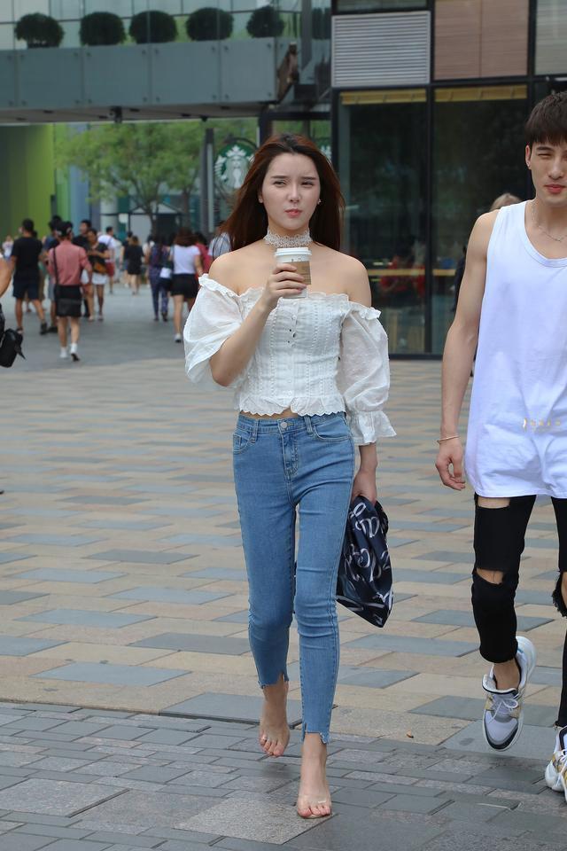 白皙|街拍:超短连衣裙搭配白色外搭,秀出白皙嫩滑的大长腿!